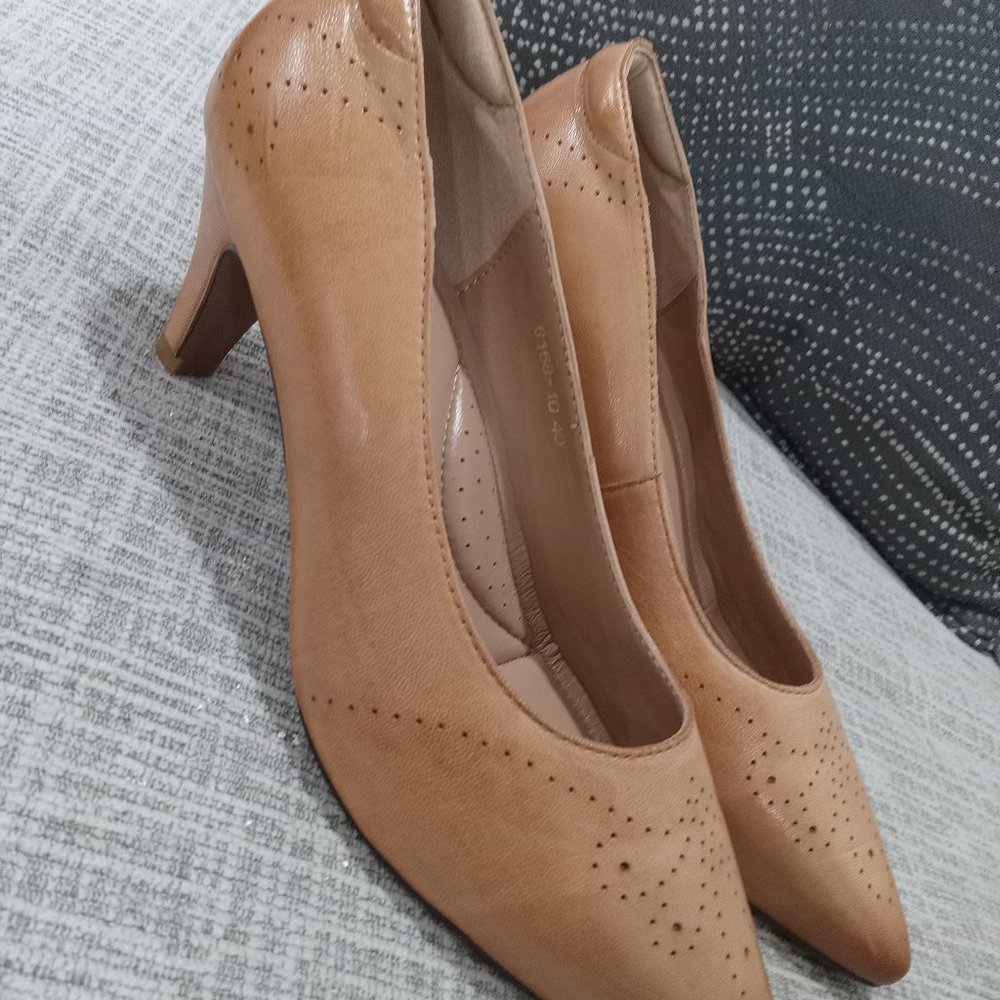 Mona flying Women's Leather Pump Med Heel Pointed Toe Office Dress Shoes